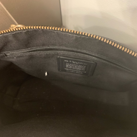 Coach purse , 2 yrs old - Picture 4 of 7